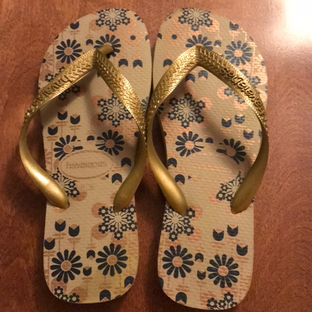 EUC gold Havaianas sz6 flip flops w/floral design